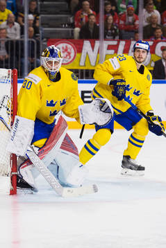 Sveriges målvakt Viktor Fasth och Oliver Ekman Larsson