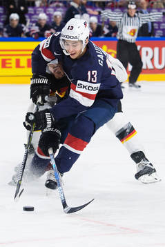 s Johnny Gaudreau kämpar om pucken