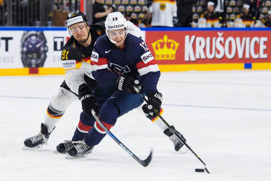 s Johnny Gaudreau kämpar om pucken
