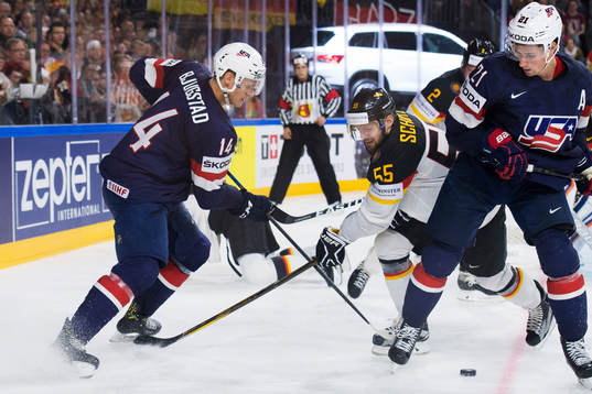 s Nick Bjugstad och Dylan Larkin utmanas av Tysklands Felix
