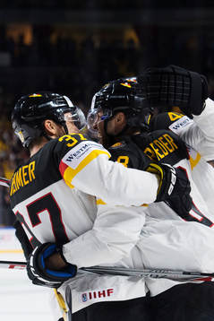 Tysklands Patrick Reimer och Tobias Rieder jublar