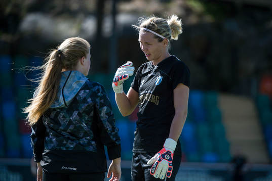 Göteborgs Savannah Levin och målvakt Jennifer Falk