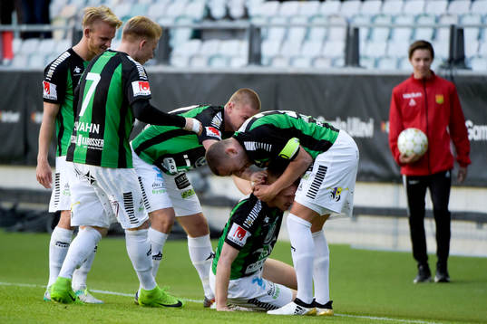 GAIS Dan Keat jublar med lagkamrater