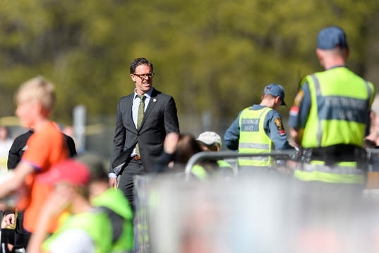s tränare Rikard Norling omgiven av säkerhetsvakter