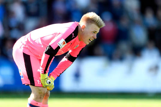 Halmstads målvakt Isak Pettersson deppar