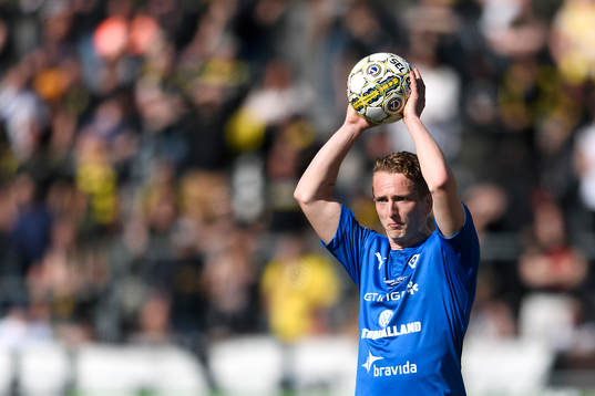 Halmstads Andreas Bengtsson kastar inkast