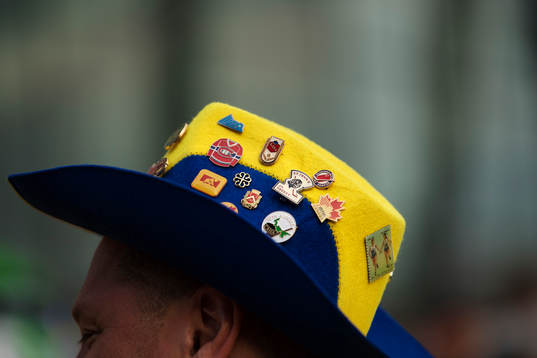 Ett svenskt fan har på sig en hatt med pins