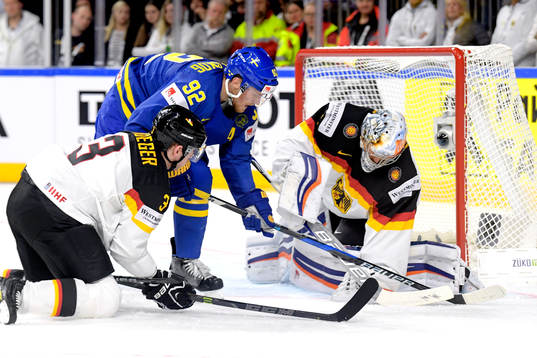 Sveriges Gabriel Landeskog oroar framför Tysklands Justin