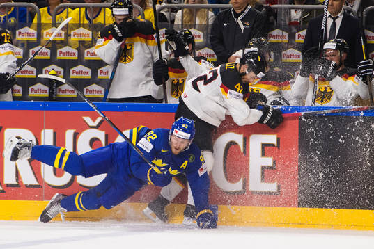 Sveriges Gabriel Landeskog och Tysklands Yasin Ehliz i kamp