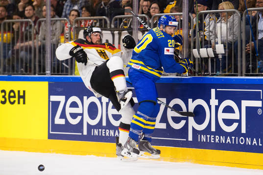 Tysklands Dennis Seidenberg och Sveriges Joel Lundqvist i