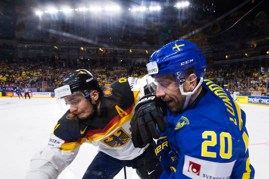 Tysklands Moritz Muller i en duell med Sveriges Joel