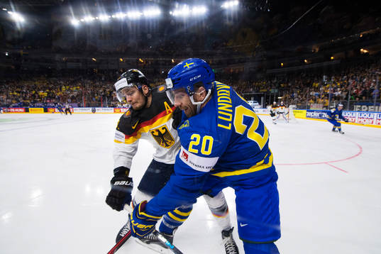 Tysklands Moritz Muller i en duell med Sveriges Joel