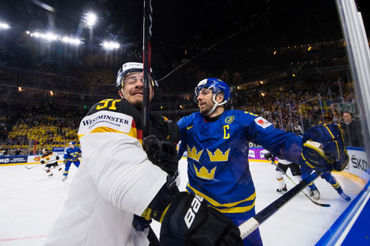 Tysklands Moritz Muller i en duell med Sveriges Joel