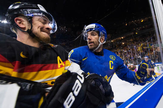 Tysklands Moritz Muller i en duell med Sveriges Joel