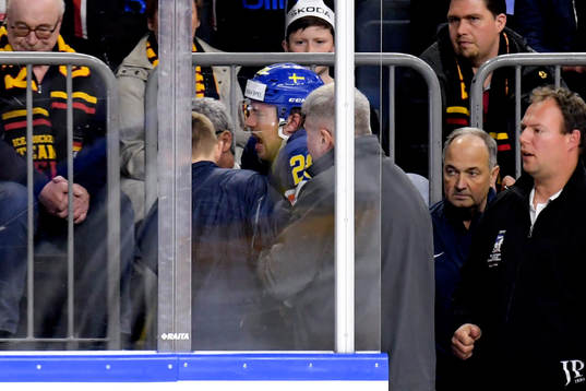 Sveriges Elias Lindholm förs ut skadad med stora smärtor