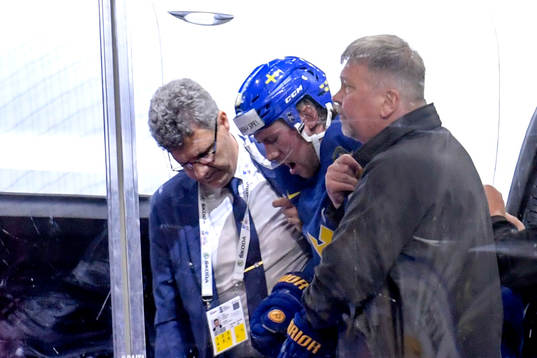 Sveriges Elias Lindholmförs ut skadad nder ishockeymatchen