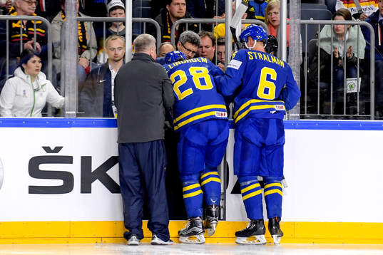 Sveriges Elias Lindholm förs ut skadad