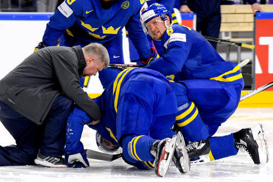 Sveriges Elias Lindholm vrider sig i smärtorunder