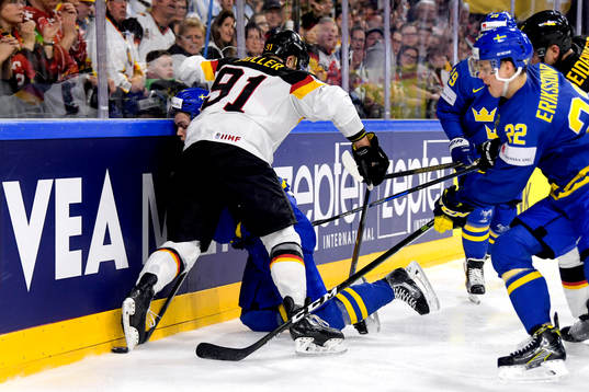 Sveriges William Karlsson blir intryckt i sargen av