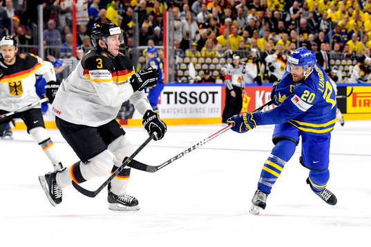 Sveriges Joel Lundqvist skjuter