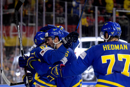 Sveriges Linus Omark, Marcus Krüger och Victor Hedmanjublar