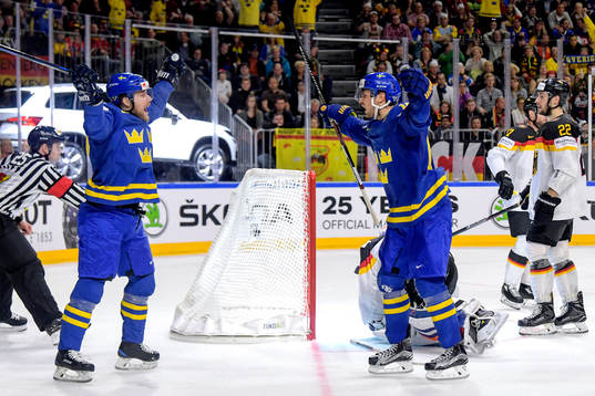 Sveriges Linus Omark och Marcus Krüger jublar