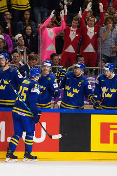 Sveriges Jonas Brodin jublar med lagkamrater