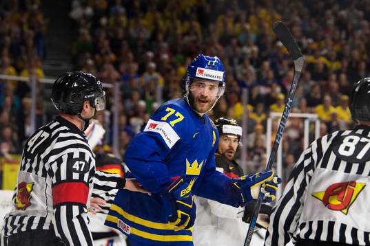 Sveriges Victor Hedman i en argumentation med domaren