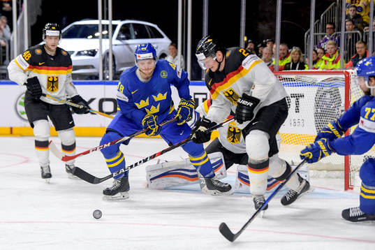 Sveriges Carl Klingberg oroar framför mål