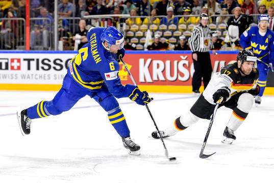 Sveriges Anton Strålman skjuter
