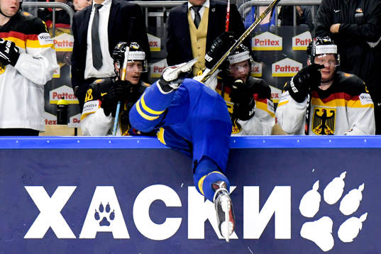 Sveriges Carl Söderberg flyger in i Tysklands bås
