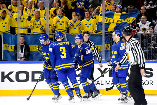 Sveriges Gabriel Landeskog gratuleras av lagkamrater