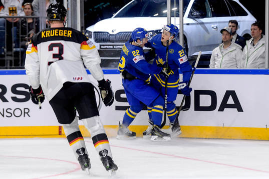 Sveriges Joel Eriksson Ek och William Nylander jublar