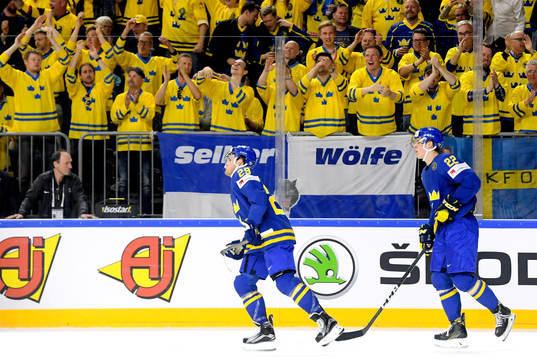 Sveriges William Nylander och Joel Eriksson Ek jublar