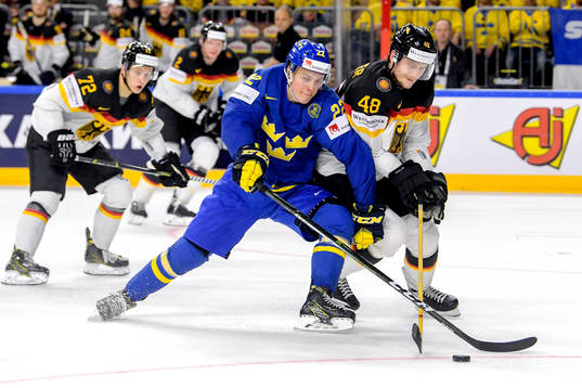 Sveriges Joel Eriksson Ek och Tysklands Frank Hordler