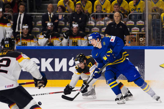 Tysklands Patrick Reimer utmanas av Sveriges John Klingberg