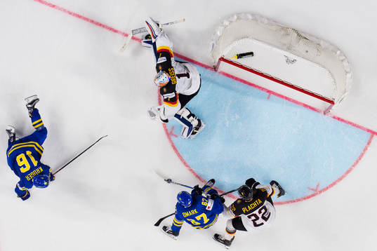 Sveriges Linus Omark skjuter in 2-3 bakom Tysklands
