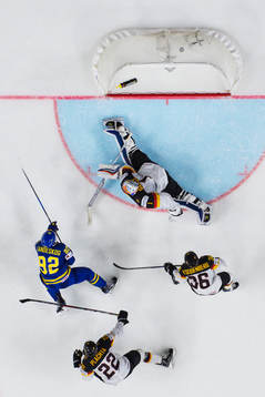 Sveriges Gabriel Landeskog skjuter in 2-5 bakom Tysklands