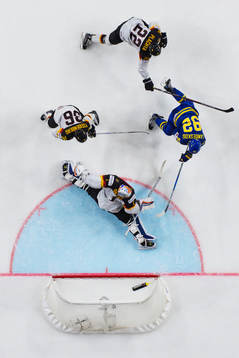 Sveriges Gabriel Landeskog skjuter in 2-5 bakom Tysklands
