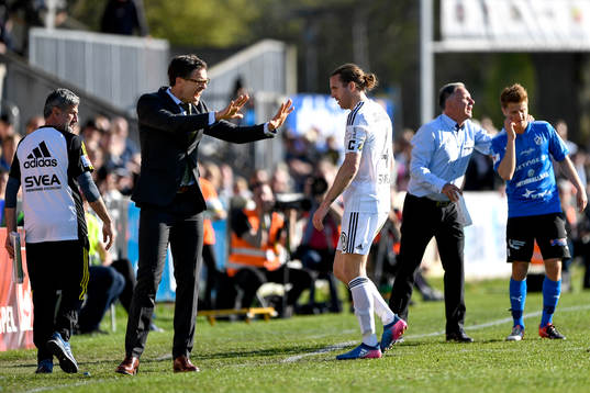 s Nils-Eric Johansson blir utvisad och lämnar planen AIK:s