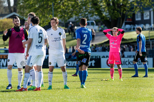 Halmstads målvakt Isak Pettersson deppar