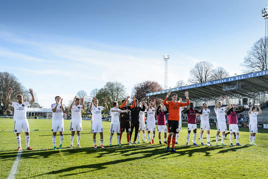 s spelare tackar sina supportrar