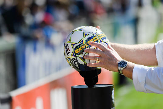 Matchbollen levereras före fotbollsmatchen i Allsvenskan