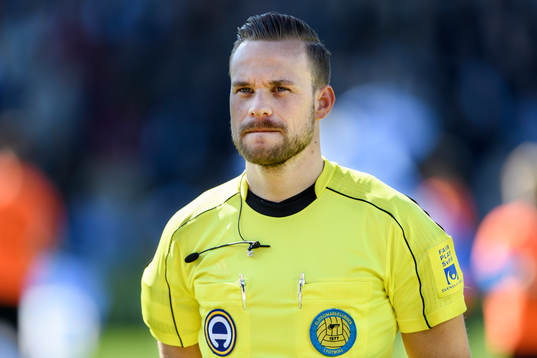Domare Kristoffer Karlsson före fotbollsmatchen i