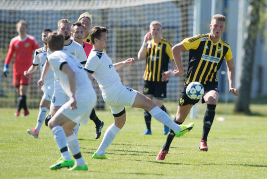 IFK Hässleholms  Muhammed Resulovic i matchen i division 2