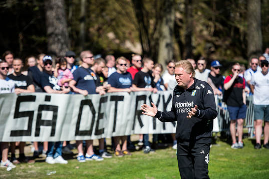 Tränare Jörgen Lennartsson pratar med klubben supportrar