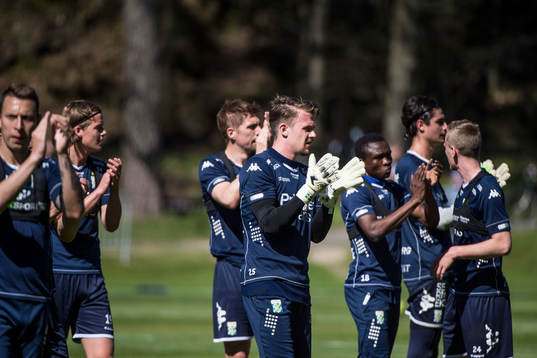 Målvakt Erik Dahlin med laget tackar supportrarna