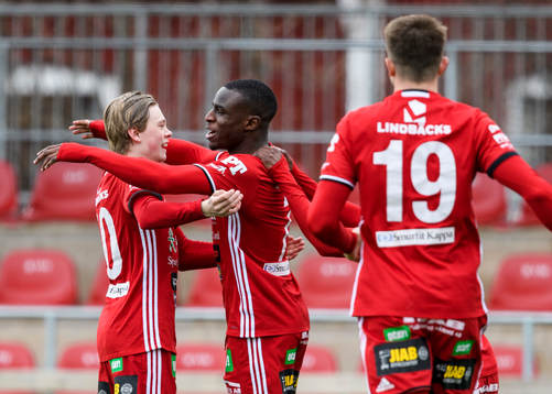 Piteås Moses Duckrell (m) jublar