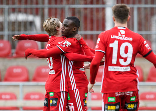 Piteås Moses Duckrell (m) jublar