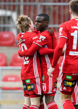 Piteås Moses Duckrell (m) jublar